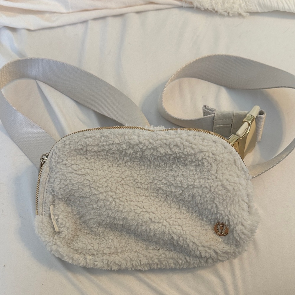Lululemon Everywhere Belt Bag Sherpa - Cream